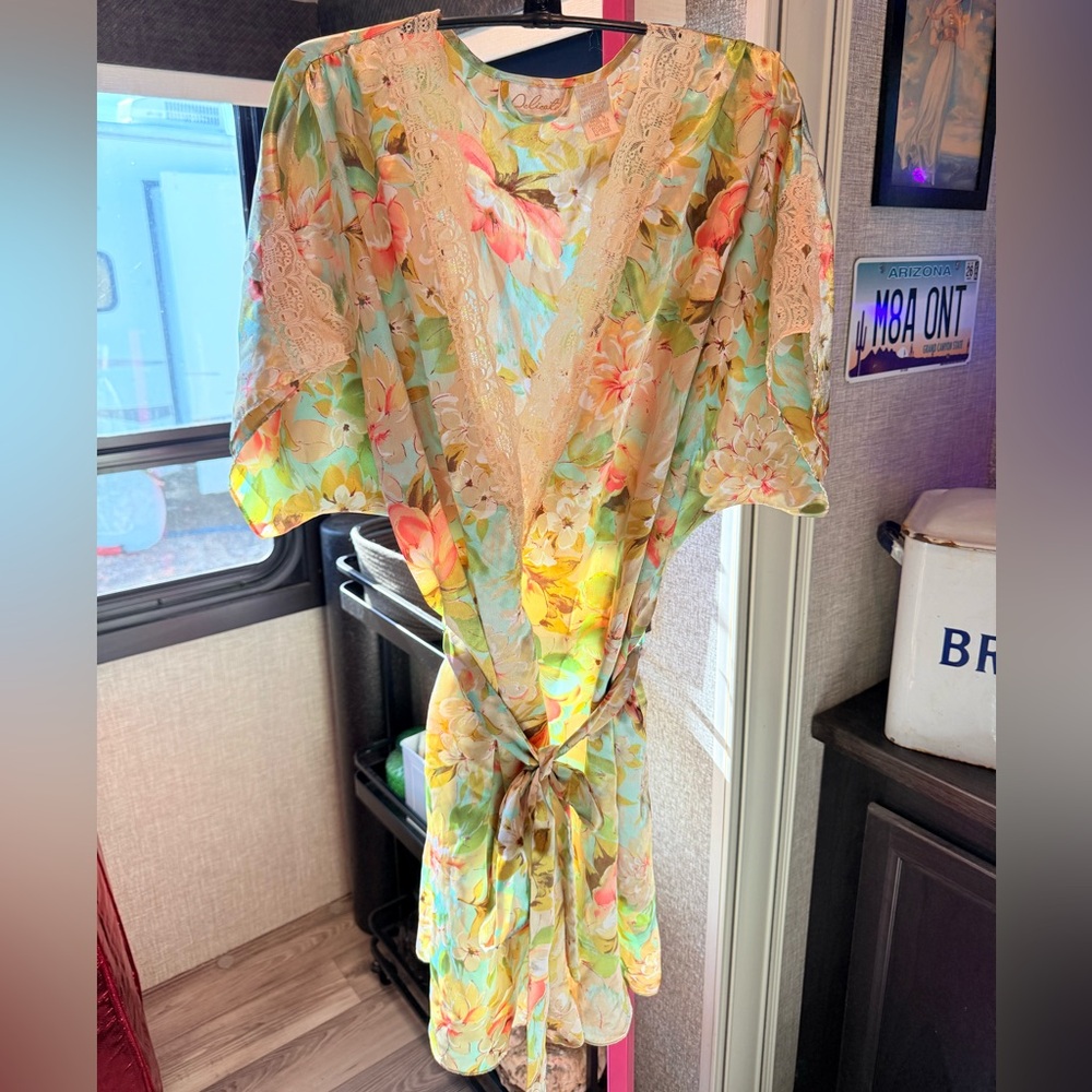 Delicates Floral Lace Kimono robe size medium